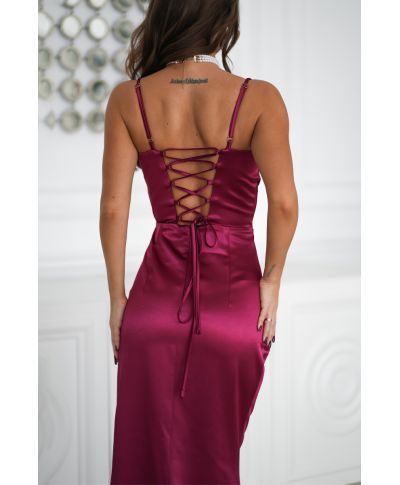 Vestito lungo satinato bordeaux con scollo quadrato – Raffinatezza e femminilità