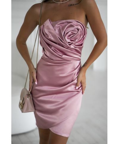 Abito da cerimonia rosa in satin corto ed elegante con rosa drappeggiata