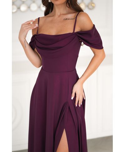 Abito Elegante con Drappeggio e Spacco – Modello Lungo in Tessuto Brillante Prugna