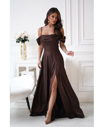 Abito da Cerimonia Marrone Cioccolato con Spalle Scoperte e Gonna Fluida