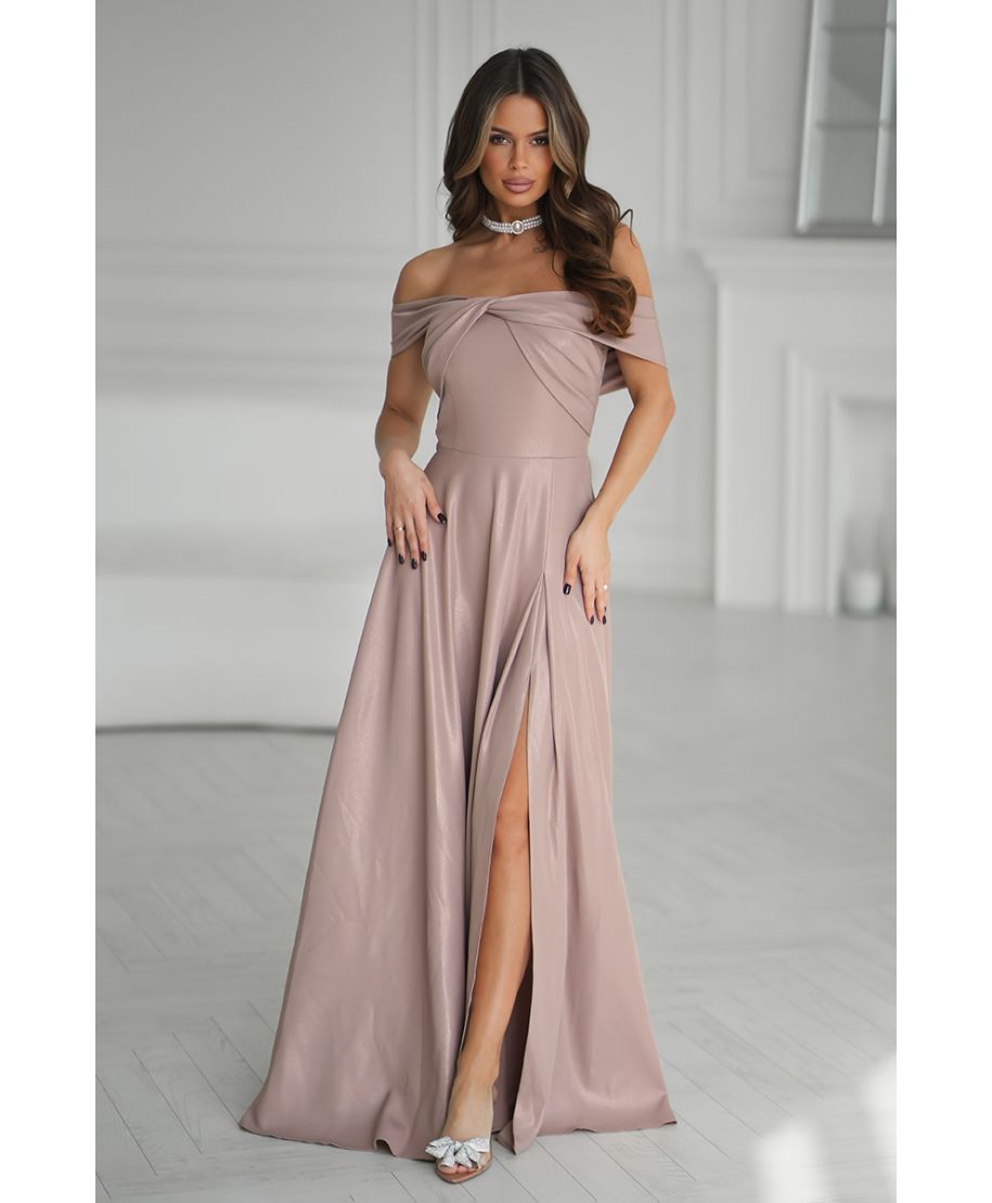 Abito da sera lungo color cappuccino con effetto metallico luminoso e linea fluida