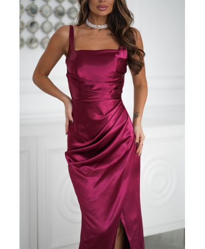 Vestito lungo satinato bordeaux con scollo quadrato – Raffinatezza e femminilità