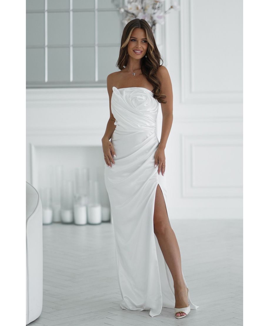 Vestito lungo bianco in raso con rosa couture e spacco – ROSE