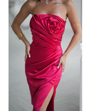 Abito lungo satinato rosso con rosa drappeggiata e Spacco - ROSE