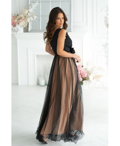 Abito lungo nero-beige con tulle e rosa – elegante creazione da sera con spacco