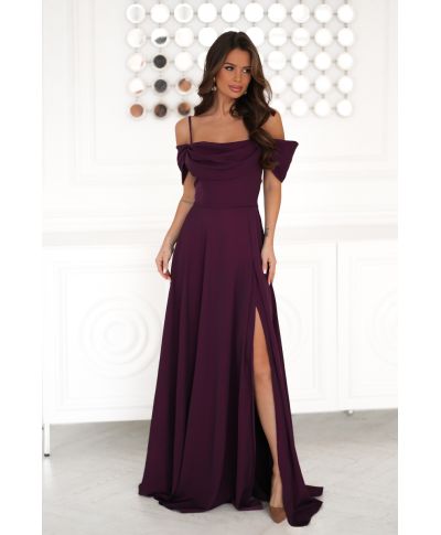 Abito Elegante con Drappeggio e Spacco – Modello Lungo in Tessuto Brillante Prugna