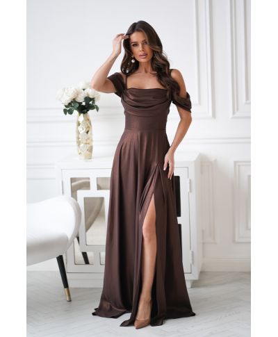 Abito da Cerimonia Marrone Cioccolato con Spalle Scoperte e Gonna Fluida