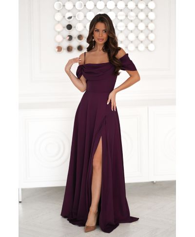 Abito Elegante con Drappeggio e Spacco – Modello Lungo in Tessuto Brillante Prugna