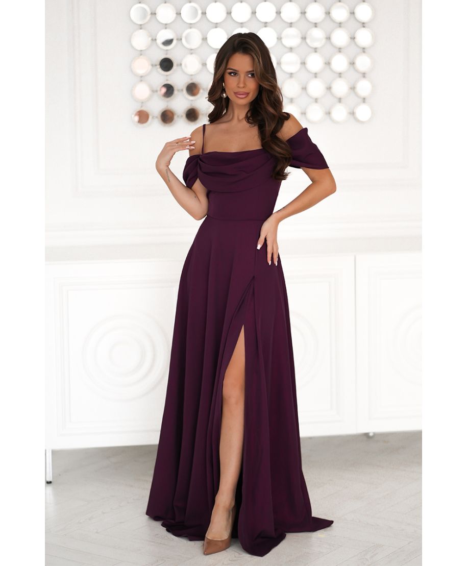 Abito Elegante con Drappeggio e Spacco – Modello Lungo in Tessuto Brillante Prugna