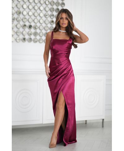Vestito lungo satinato bordeaux con scollo quadrato – Raffinatezza e femminilità