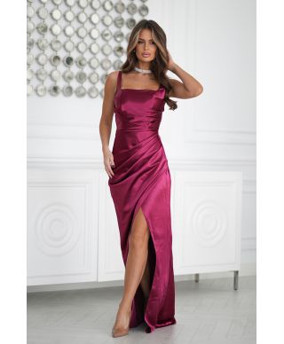 Vestito lungo satinato bordeaux con scollo quadrato – Raffinatezza e femminilità