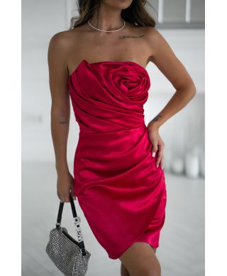 Abito da cerimonia rosso corto in satin lucente con rosa drappeggiata