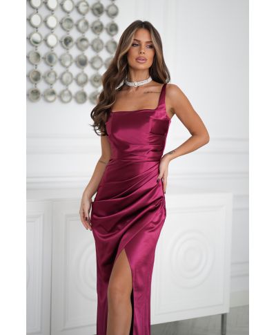 Vestito lungo satinato bordeaux con scollo quadrato – Raffinatezza e femminilità
