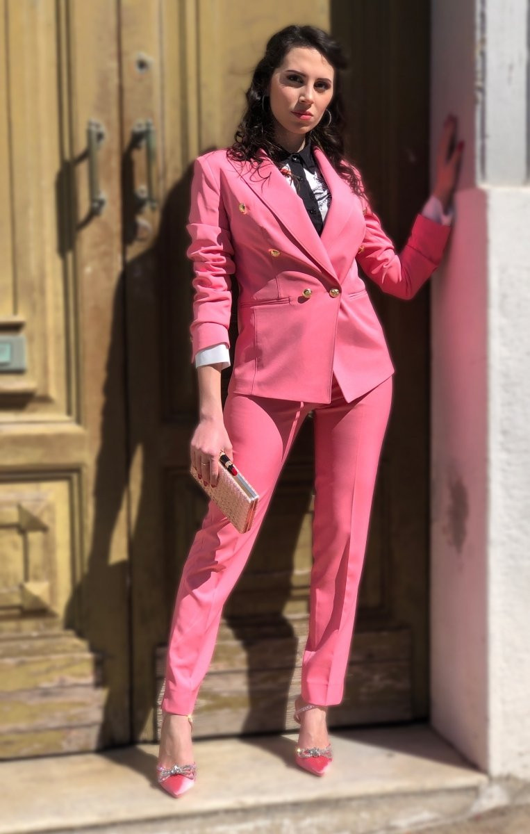 Completo tailleur rosa Bby giacca doppiopetto accessoriato con bottoni  metallici dorati