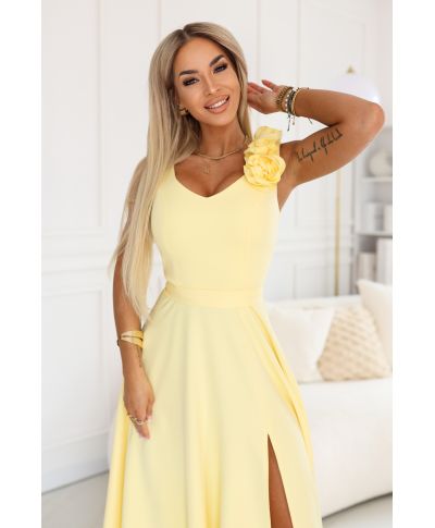 Abito lungo elegante giallo pastello con fiore decorativo e scollo a V – Nayla - gogolfun.it