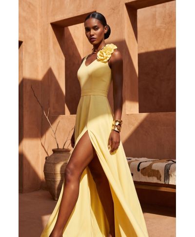 Abito lungo elegante giallo pastello con fiore decorativo e scollo a V – Nayla - gogolfun.it
