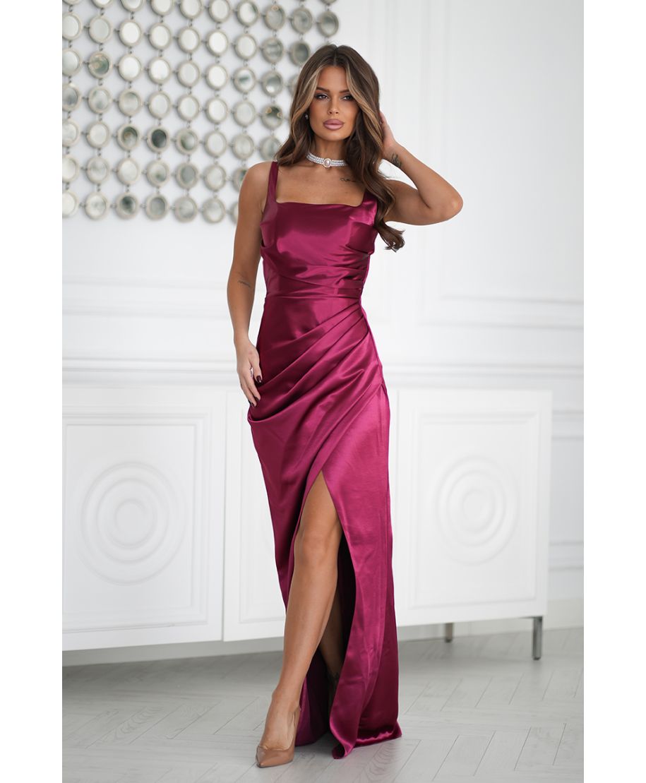 Vestito lungo satinato bordeaux con scollo quadrato – Raffinatezza e femminilità