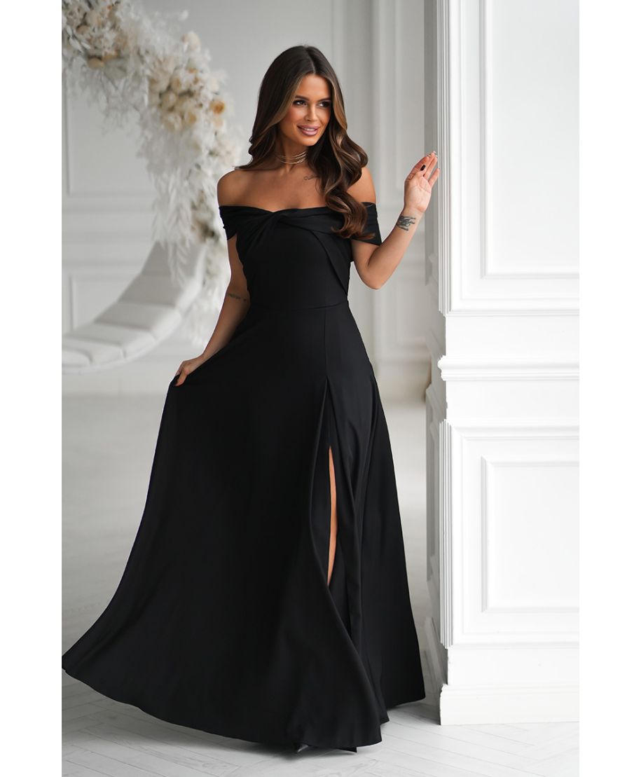 Abito lungo nero elegante con scollo alla spagnola e spacco laterale