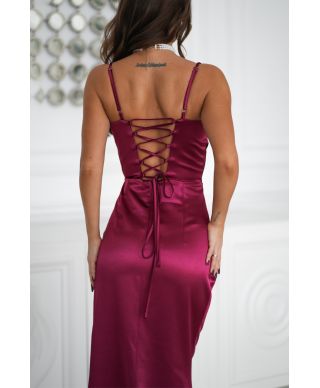 Vestito lungo satinato bordeaux con scollo quadrato – Raffinatezza e femminilità