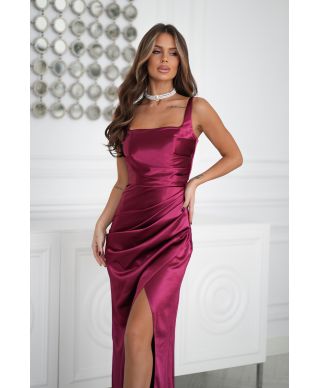 Vestito lungo satinato bordeaux con scollo quadrato – Raffinatezza e femminilità