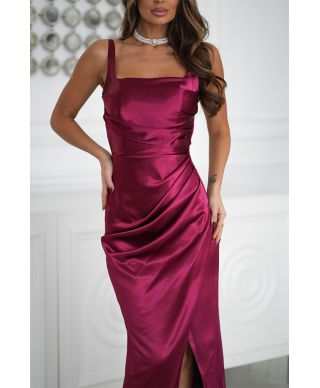Vestito lungo satinato bordeaux con scollo quadrato – Raffinatezza e femminilità