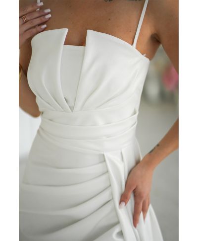 Abito elegante da cerimonia ecru con scollatura geometrica e spacco – Oriana