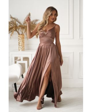 Vestito lungo da sera camel in satin lucente con gonna ampia – Ravenna