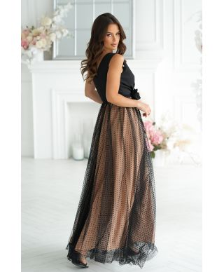 Abito lungo nero-beige con tulle e rosa – elegante creazione da sera con spacco