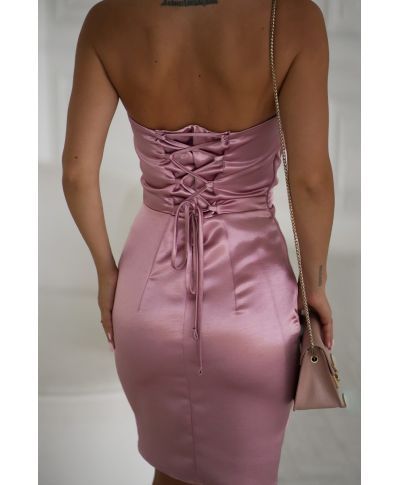 Abito da cerimonia rosa in satin corto ed elegante con rosa drappeggiata