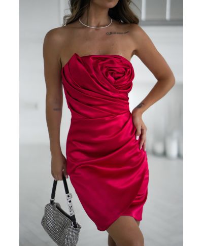 Abito da cerimonia rosso corto in satin lucente con rosa drappeggiata