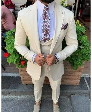 Abito uomo panna, Con gilet