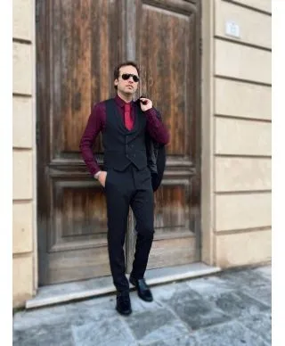 Abito uomo nero, con gilet