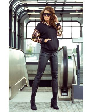 279-2 Bluza kangurka z kapturem - czarna z panterkowymi wstawkami 