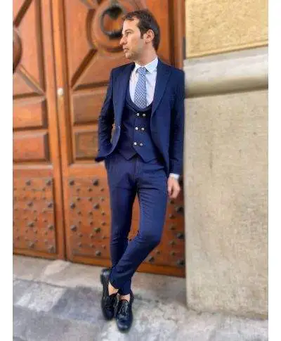 Abito uomo blu elegante, con gilet