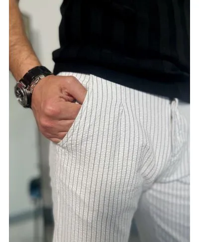 Pantaloni bianchi uomo, riga blu