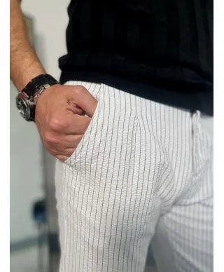 Pantaloni bianchi uomo, riga blu