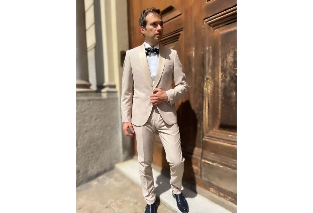 Fai Colpo con Stile: Guida agli Smoking Uomini Colorati - Dall'Azzurro al Rosso e Oro! Fai Colpo con Stile: Guida agli Smoking Uomini Colorati - Dall'Azzurro al Rosso e Oro!